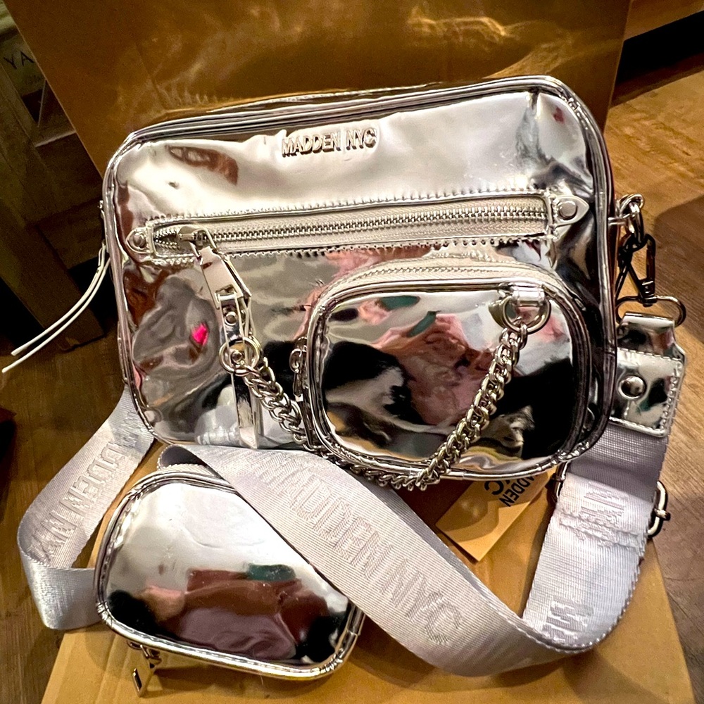 STEVE MADDEN SILVER METALLIC CAMERA CROSSBODY BAG